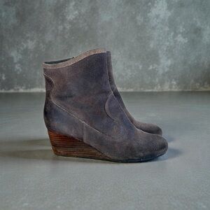 Chic Gray Suede Wedge Ankle Boots